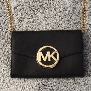 Michael Kors black & gold crossbody bag! 🖤
